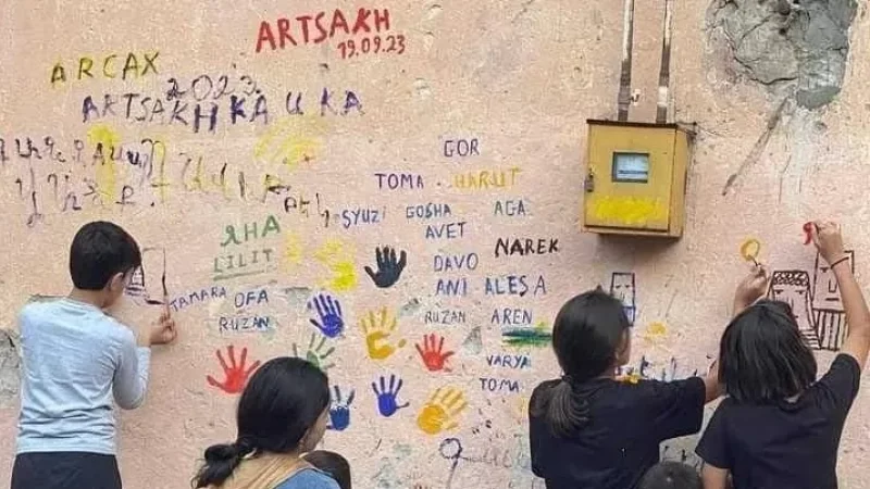 Armenian Children in Artsakh Write Farewell Messages on Their Homes