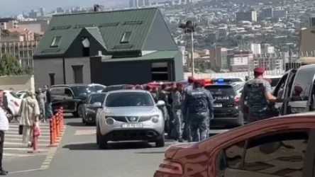 ՏԵՍԱՆՅՈՒԹ․ Հայաստանի Ամերիկյան համալսարանի բակից բերման է ենթարկվել 8 անձ