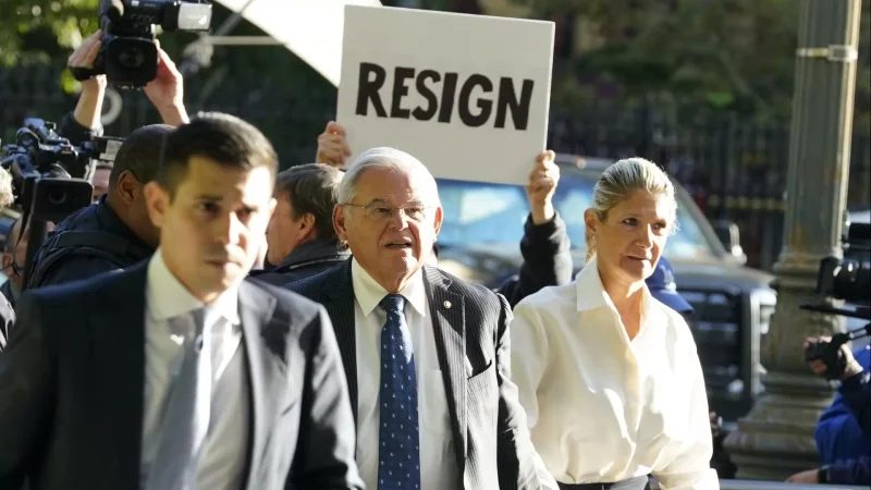 Բոբ Մենենդեսը և իր կինը գրավի դիմաց ազատ են արձակվել. սենատորն իրեն մեղավոր չի ճանաչել