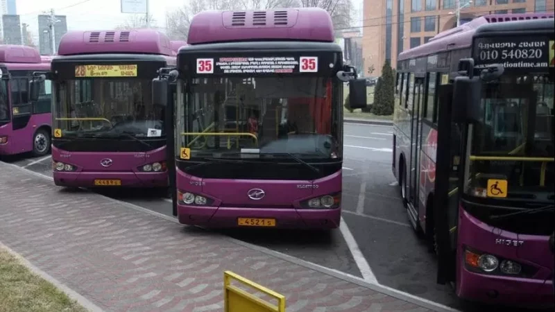 25 ավտոբուսներ Երևանից ուղևորվել են Խնձորեսկ՝ ԼՂ-ից տեղահանված անձանց մարզեր տեղափոխելու համար