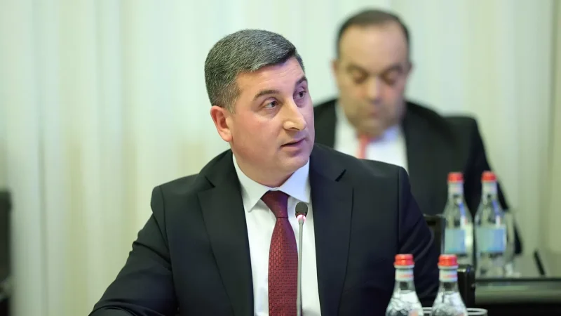 Սանոսյանն Արցախից բռնի տեղահանվածներին խնդրել է ըմբռնումով մոտենալ կարճաժամկետ կացարանի վայրի հարցին