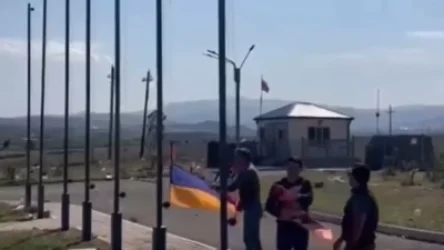 ՏԵՍԱՆՅՈՒԹ․ Ադրբեջանցիներն Իվանյանում պատռելով հանել են Հայաստանի և Արցախի դրոշները