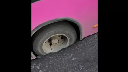 ՏԵՍԱՆՅՈՒԹ․ Ավտոբուսը հենց փողոցում ընկել է փոսը․ Երևանյան քաոս