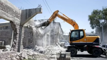 Սիլիկյան թաղամասում ապօրինի շինությունները քանդող տրակտորը վնասելու կասկածանքով 2 անձ է ձերբակալվել. ՔԿ