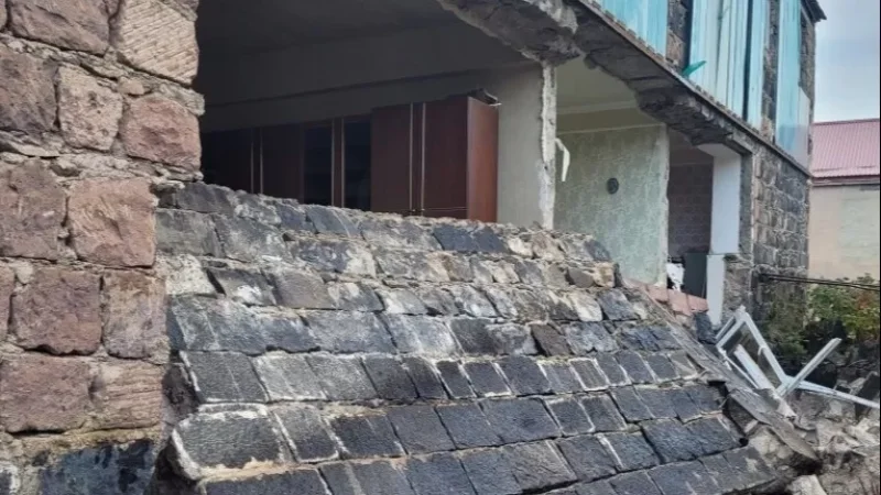 Լճաշեն գյուղում փլվել է տան պատը. փլատակներից քաղաքացու են դուրս բերել. ՆԳՆ