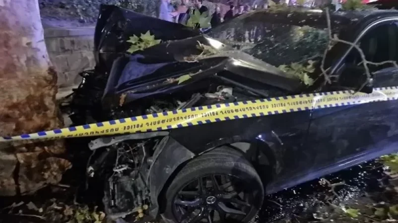 Երևանում ավտոմեքենան բախվել է ծառին․ կա մեկ զոհ և մեկ տուժած