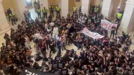 ՏԵՍԱՆՅՈՒԹ. Ցուցարարները ներխուժել են ԱՄՆ Կապիտոլիումի շենք. բերման է ենթարկվել մոտ 100 մարդ