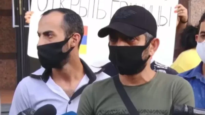 ՌԴ մեկնել ցանկացողները ՔՊԿ գրասենյակի դիմաց պահանջում են սահմանը հատելու հնարավորություն