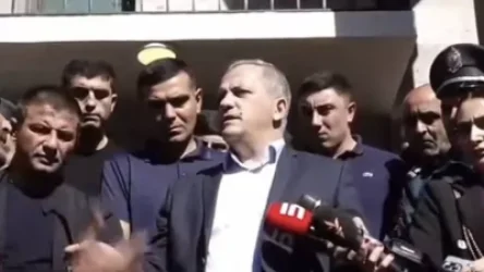 ՏԵՍԱՆՅՈՒԹ. Արցախի ներկայացուցչությունում իրավիճակը լարված է. Շահրամանյանը հանդիպել է ցուցարարների հետ