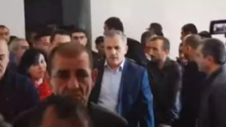 Սամվել Շահրամանյանն ընդունում է ցույցի մասնակից արցախցիների խմբերին