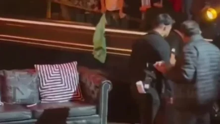 ՏԵՍԱՆՅՈՒԹ. Ժերար Պիկեն հեռախոսով խոսելիս բեմից ընկել է