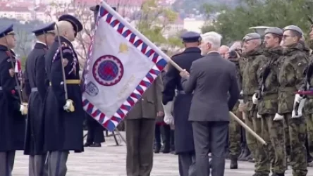 ՏԵՍԱՆՅՈՒԹ. Ինչպես է Չեխիայի նախագահը դրոշով պատահաբար հարվածում զինվորներից մեկի գլխին