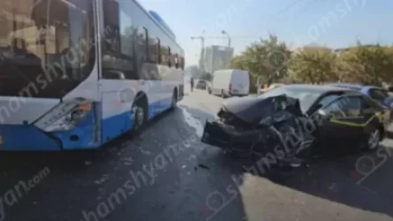 Երևանում բախվել են 48 երթուղին սպասարկող ավտոբուսը և Toyota Camry-ն. կան վիրավորներ