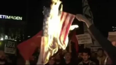 ՏԵՍԱՆՅՈՒԹ․ Հազարավոր թուրք քաղաքացիներ դուրս են եկել փողոցներ՝ այրելով ամերիկյան դրոշները