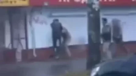 ՏԵՍԱՆՅՈՒԹ․ Ուկրաինայում տղան ծեծի է ենթարկում տեղի զինկոմին