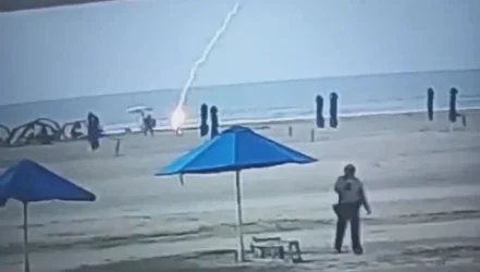 18+ ՏԵՍԱՆՅՈՒԹ. Ինչպես է կայծակը հարվածում լողափին քայլող կնոջը