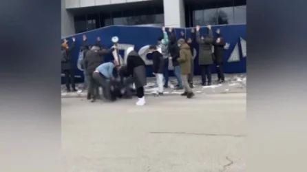 ՏԵՍԱՆՅՈՒԹ. Քամուց պոկված առևտրի կենտրոնի ցուցանակն ընկել է անցորդի վրա. կինը հոսպիտալացվել է. ՌԴ