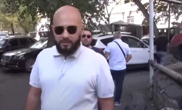 ԱԱԾ աշխատակիցները մտել են կենտրոնի համայնքապետարան ու թաղապետ Սամվել Ղուկասյանին ուղեկցել հարցաքննության