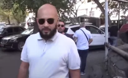 ԱԱԾ աշխատակիցները մտել են կենտրոնի համայնքապետարան ու թաղապետ Սամվել Ղուկասյանին ուղեկցել հարցաքննության