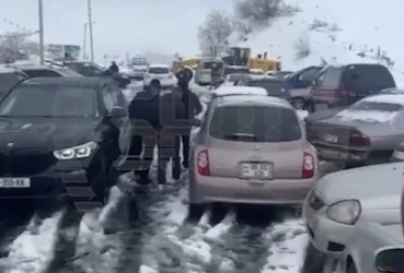 ՏԵՍԱԱՆՅՈՒԹ․ Ռուս-վրացական սահմանին հարյուրավոր մեքենաներ են կուտակվել․ հայտնի է պատճառը