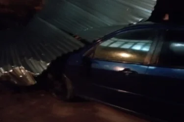 Արմավիրում ուժգին քամուց տան տանիքի ծածկը պոկվել և ընկել է մեքենայի վրա