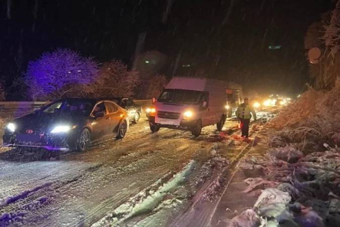 ԼՈՒՍԱՆԿԱՐՆԵՐ. Ձյան հետևանքով ճանապարհներին ավտոմեքենաներ են արգելափակվել