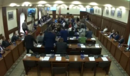 ՏԵՍԱՆՅՈՒԹ․ Վիրավորանքներ, հարվածներ և իրար ջրել․ ավագանու նիստը կտրուկ լարվեց