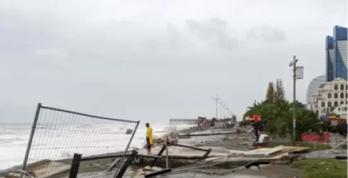 Սև ծովում փոթորից տուժել է նաև Բաթումին, ջրի տակ են անցել քաղաքի կենտրոնական փողոցները