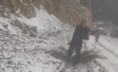 ՏԵՍԱՆՅՈՒԹ․ Տաթև–Լծեն ճանապարհին վարորդը ձեռքով է ավազ լցնում․ ինչո՞ւ տեղում տեխնիկա չի աշխատում