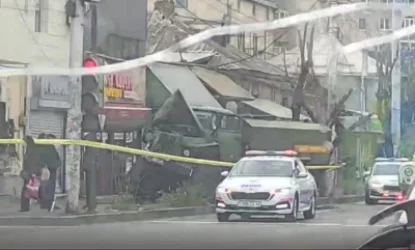 ՏԵՍԱՆՅՈՒԹ․ Երևանում «Ուրալ»-ը մխրճվել է խանութի մեջ