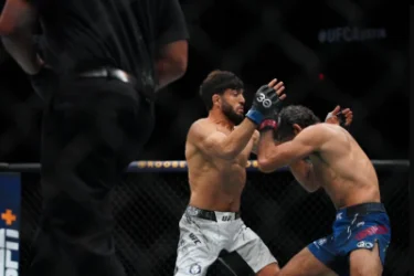 ՏԵՍԱՆՅՈՒԹ. Ռուսաստաբնակ հայազգի Արման Ծառուկյանը UFC-ի գլխավոր մենամարտում հաղթել է ԱՄՆ-ի մարզիկին