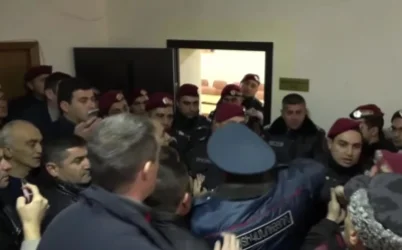 ՏԵՍԱՆՅՈՒԹ. Քաշքշուկ Ալավերդու համայնքապետարանում. ոստիկաններն արգելում են համայնքապետի մուտքը դահլիճ