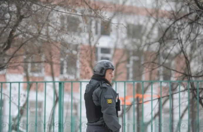 8-րդ դասարանի աշակերտուհին հրաձգություն է կազմակերպել դպրոցում․ ՌԴ