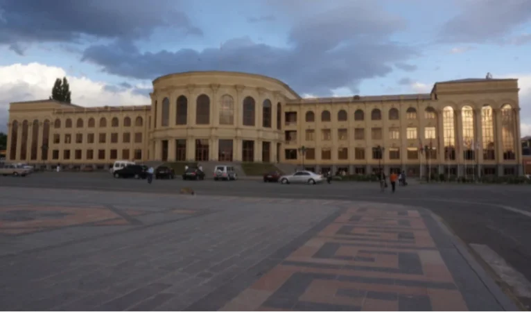 Գյումրիի համանքապետարանի 7 վարչության պետ և ՔՊ-ի նշանակած բոլոր աշխատակիցներն աշխատանքից ազատման դիմումներ են գրել