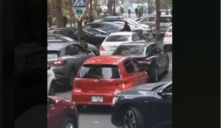ՏԵՍԱՆՅՈՒԹ. Մեծ խցանում Երևանի Բուզանդ փողոցում. մեքենան կանգնեցրել են ճանապարհի մեջտեղում ու հեռացել