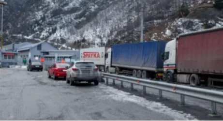 Լարսը փակ է, ավելի քան 3000 բեռնատար սպասում է անցնելու հերթին