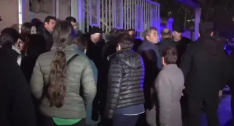 ՏԵՍԱՆՅՈՒԹ. Ադրբեջանից վերադարձած հայ գերիների հարազատները հավաքվել են «Մուրացանի» հոսպիտալի մոտ