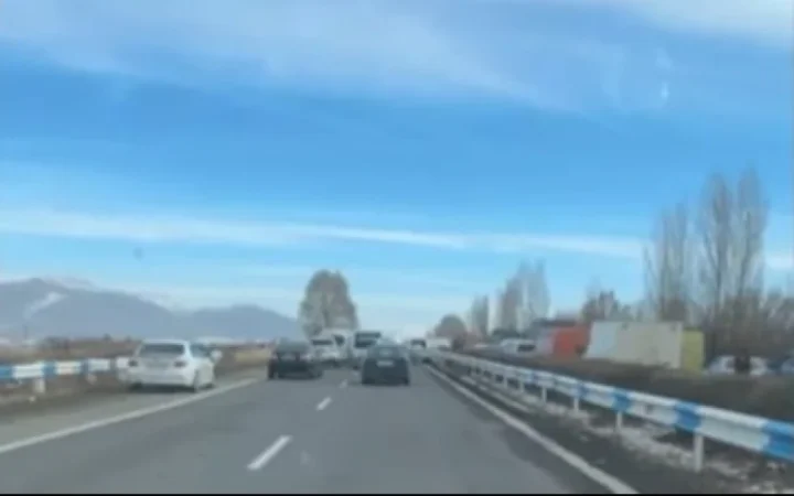 Փակել են՝ կբացվի․ Գեղարքունիքի մարզպետարանը՝ Երևան–Սևան ճանապարհը ձկնորսների կողմից փակելու մասին