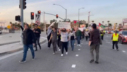 Բողոքի ցույց` Լոս Անջելեսում. ցուցարարները փորձում են փակել օդանավակայան տանող ճանապարհը