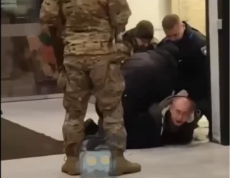 ՏԵՍԱՆՅՈՒԹ. Լվովում զինկոմի աշխատակիցները գետնին են տապալել տղամարդուն