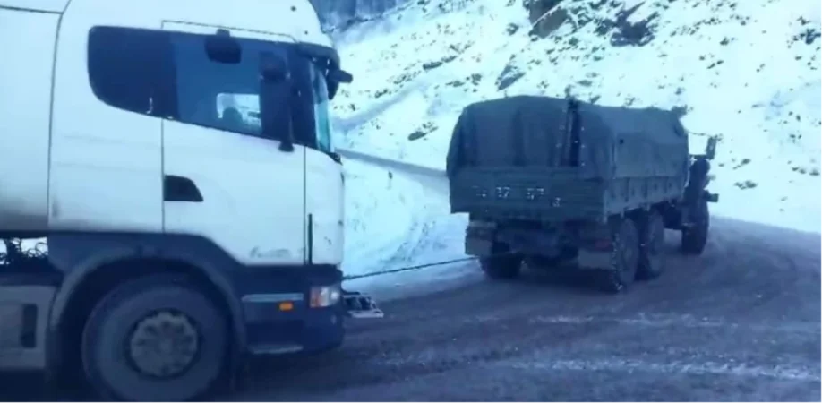 Փրկարարները քարշակման միջոցով դուրս են բերել  արգելափակված 17 բեռնատար