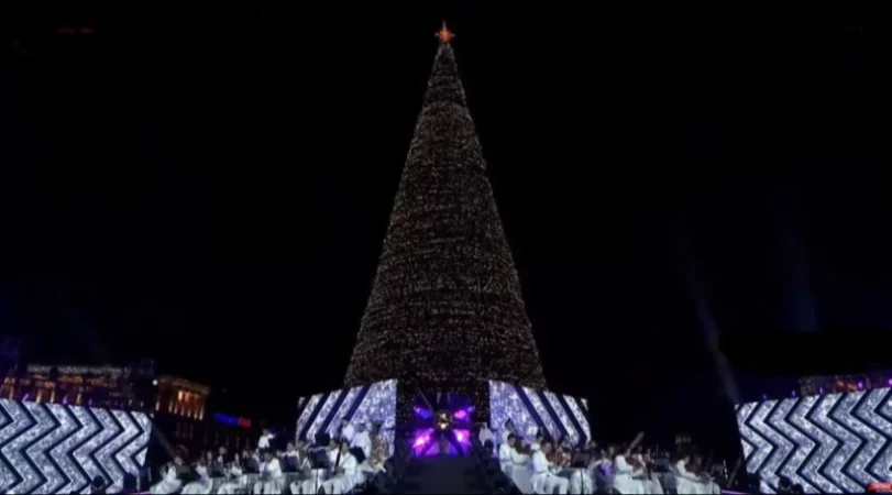 Հանրապետության Հրապարակում վառվեցին գլխավոր տոնածառի լույսերը