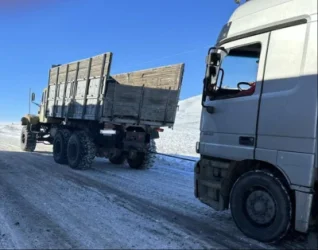 Վրաբեր ձյան պատճառով, բեռնատար ավտոմեքենաները արգելափակվել են․ ՆԳՆ-ն օգնության է հասել