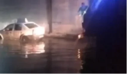 Ջրափոսում հայտնված մեքենան դուրս են բերել փրկարարները