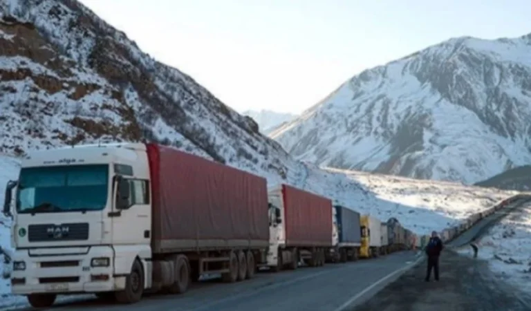 Վերին Լարսում հայկական 1000 բեռնատար է սպասում