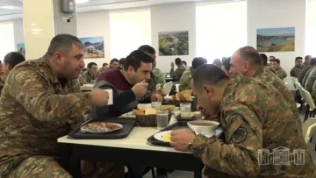 ՏԵՍԱՆՅՈՒԹ. Ալեն Սիմոնյանն այցելել է ՀՀ ՊՆ զորամաս, ճաշել զինվորների հետ