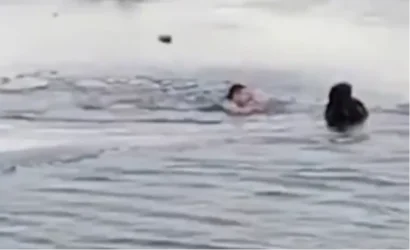 ՏԵՍԱՆՅՈՒԹ․ Ոստիկանը՝ կոտրելով սառույցի շերտը, փրկել է 12-ամյա տղային․ ՌԴ