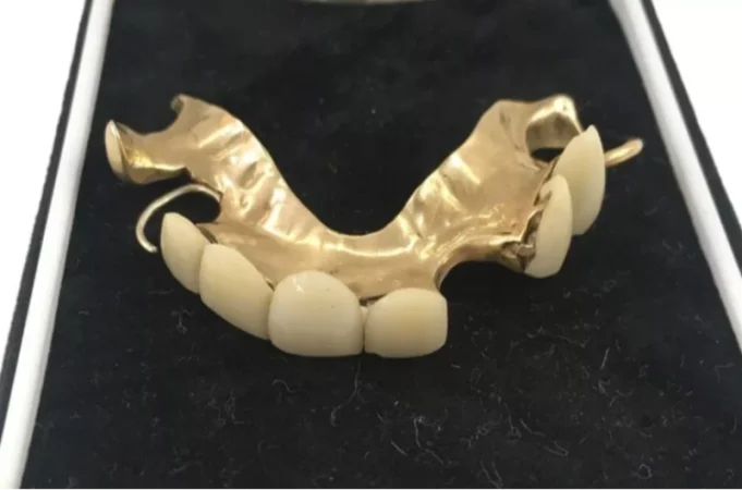 Մեծ Բրիտանիայում աճուրդի են հանել Ուինսթոն Չերչիլի ատամնային պրոթեզը