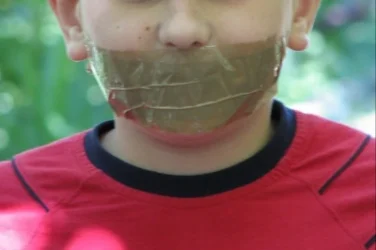 Տատը կպչուն ժապավենով կապել է 8-ամյա թոռան բերանը, փակել ննջասենյակում