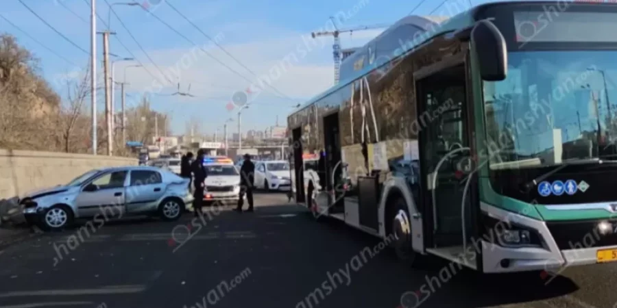 Բախվել են թիվ 35 երթուղին սպասարկող MAN ավտոբուսն ու Opel-ը. կան վիրավորներ